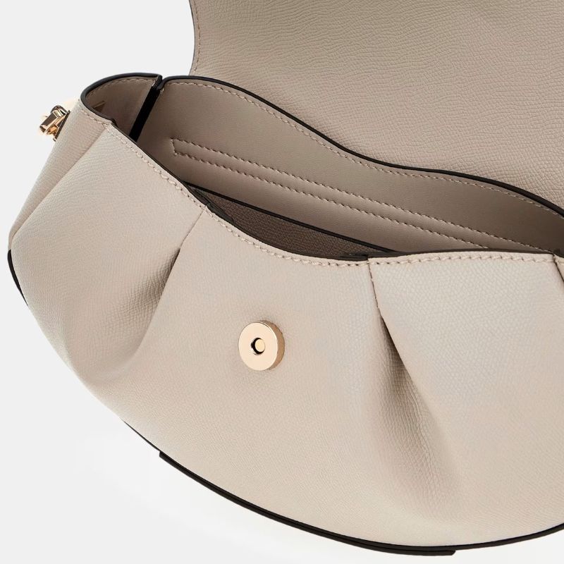 GUESS táska AMORETTE krémfehér